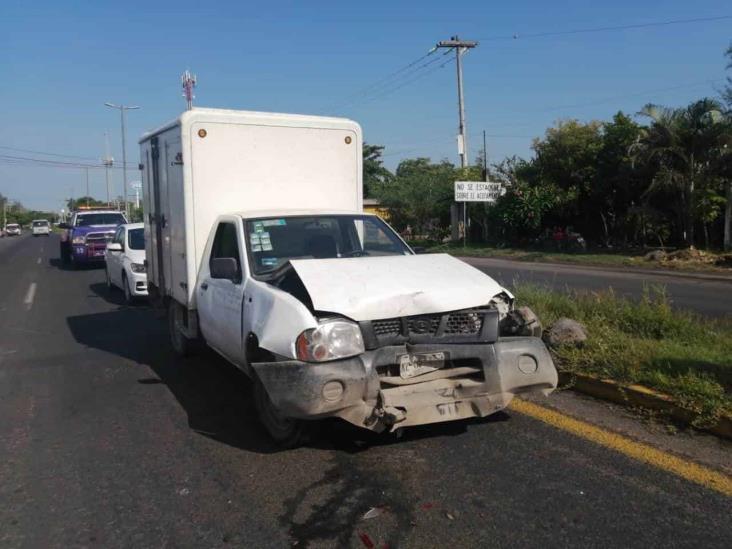 Se registra carambola de tres vehículos sobre carretera federal 140