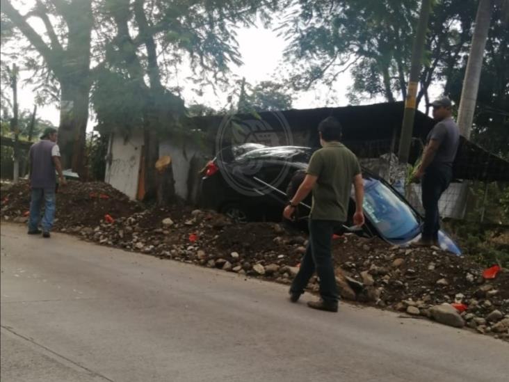 Automóvil cae dentro de una zanja en Amatlán