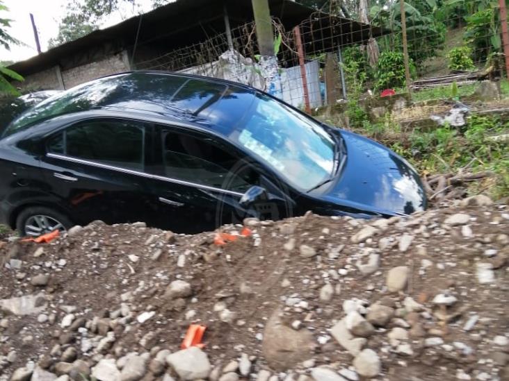 Automóvil cae dentro de una zanja en Amatlán