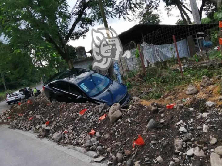 Automóvil cae dentro de una zanja en Amatlán