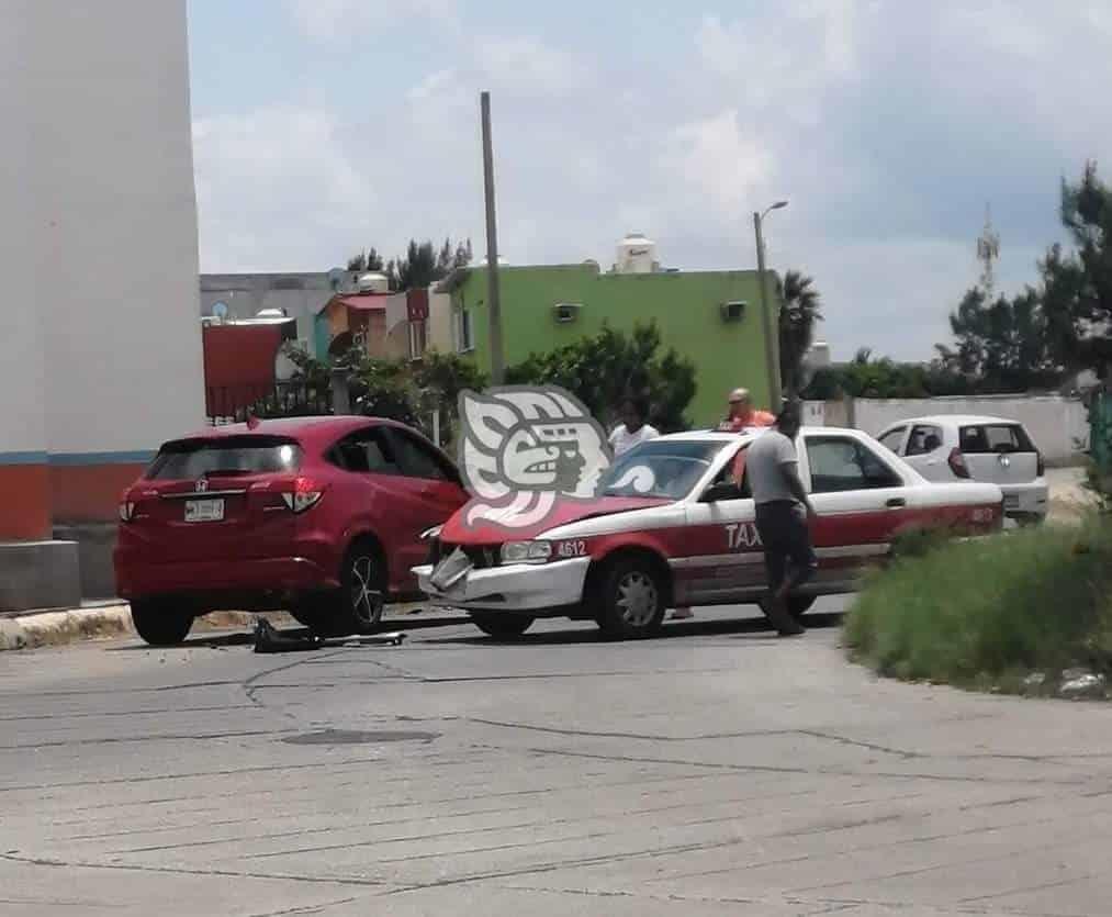 Camioneta choca contra taxi al poniente de Coatzacoalcos