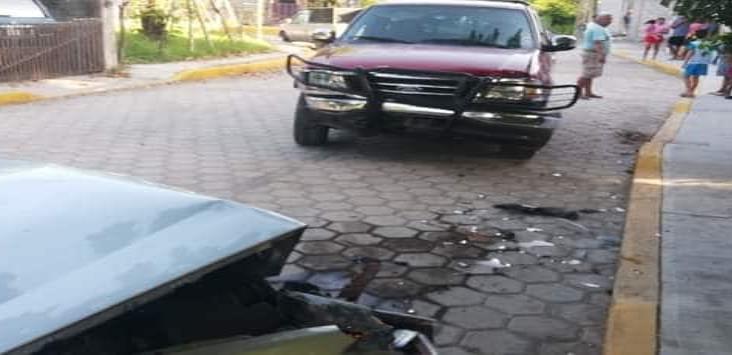 Se registra accidente entre dos unidades en Alvarado