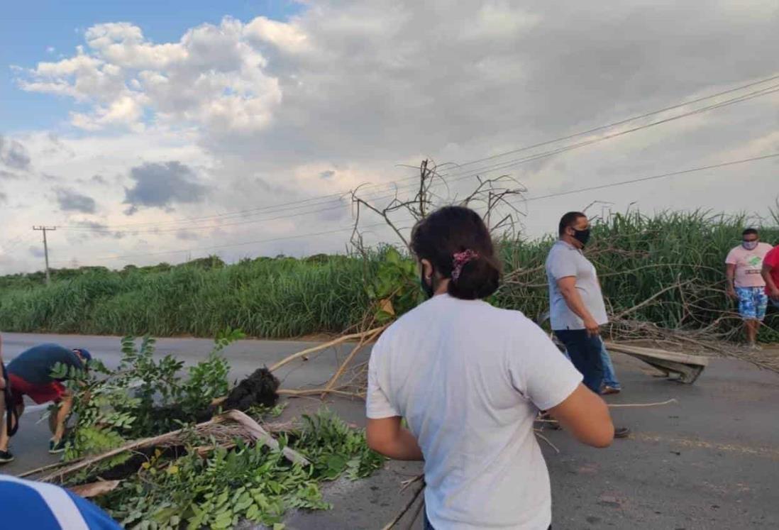 Bloquean la carretera antigua a Minatitlán por falta de atención de CFE