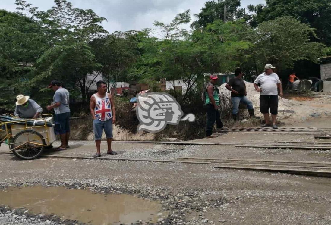 Pobladores de Ixhuatlán del Sureste bloquean paso a tractocamiones