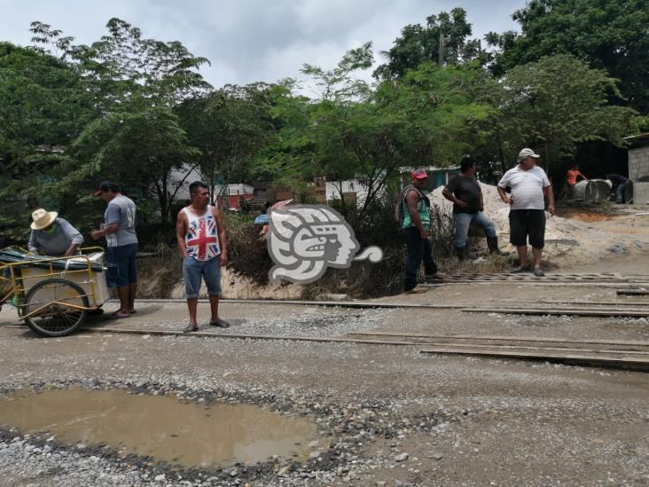 Pobladores de Ixhuatlán bloquean paso a tractocamiones