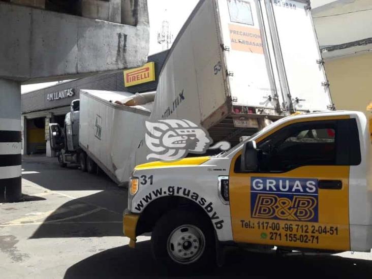 Chófer se descuida y golpea remolque en distribuidor vial de calles de Veracruz