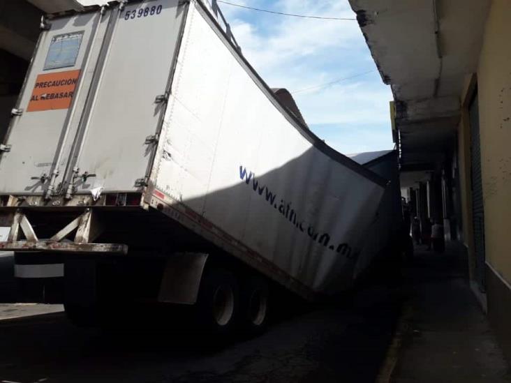 Chófer se descuida y golpea remolque en distribuidor vial de calles de Veracruz