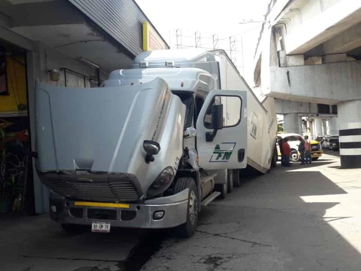 Chófer se descuida y golpea remolque en distribuidor vial de calles de Veracruz