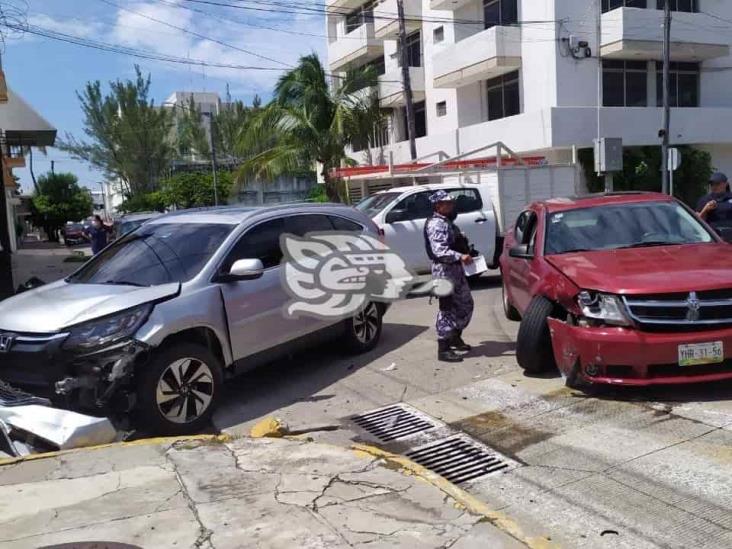 Se registra aparatoso accidente en fraccionamiento de Veracruz; deja daños materiales