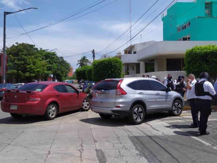 Se registra aparatoso accidente en fraccionamiento de Veracruz; deja daños materiales