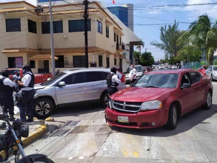 Se registra aparatoso accidente en fraccionamiento de Veracruz; deja daños materiales