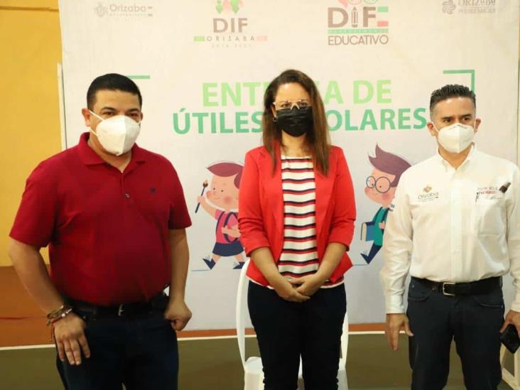 Acompaña Cazarín al alcalde de Orizaba en entrega de útiles escolares