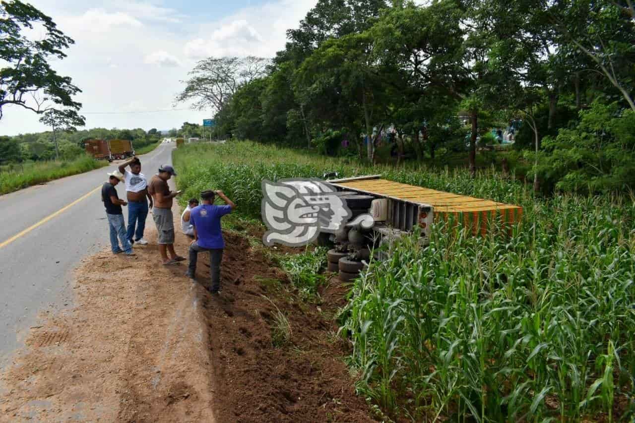 Camionero resulta con crisis nerviosa tras volcar en Sayula