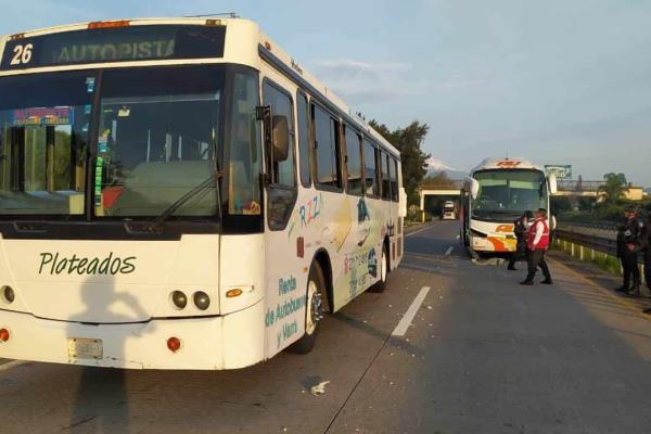 Choque entre autobuses desquicia autopista Córdoba- Veracruz