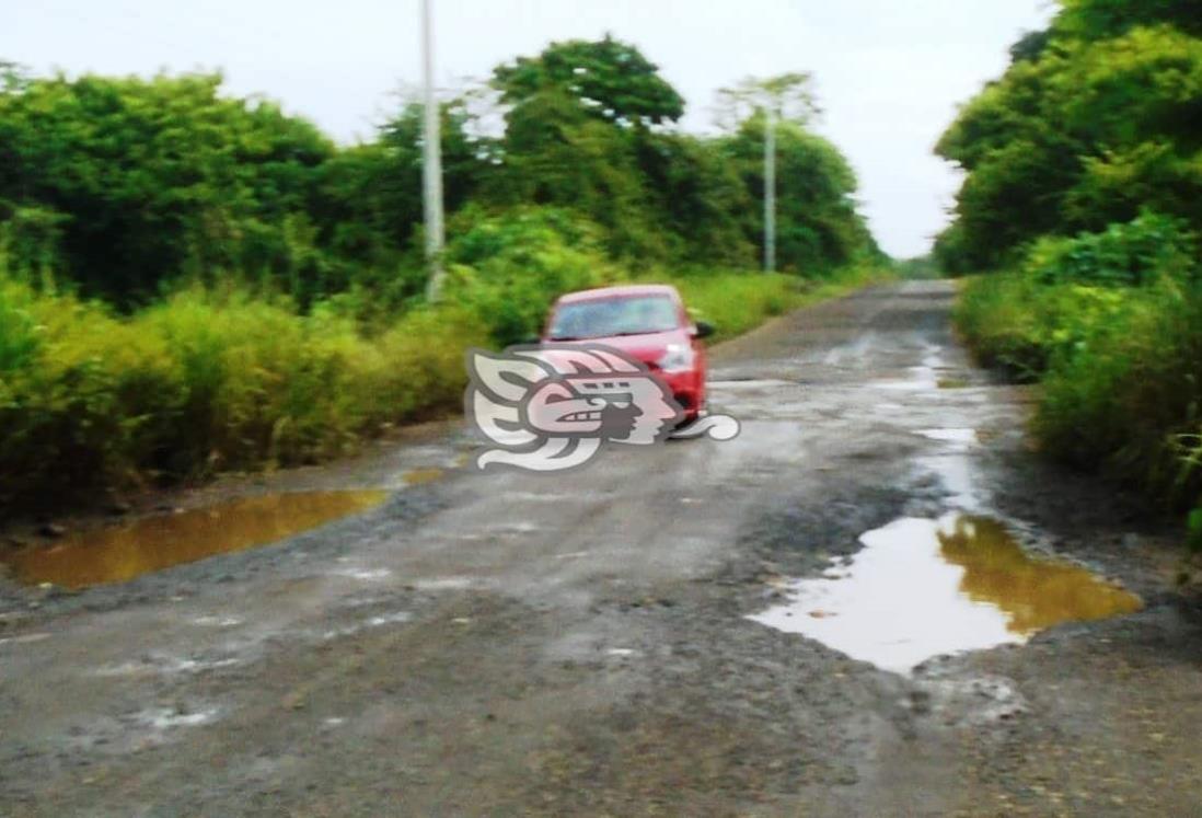 Baches en caminos de Tatahuicapan se vuelven peligrosas lagunas