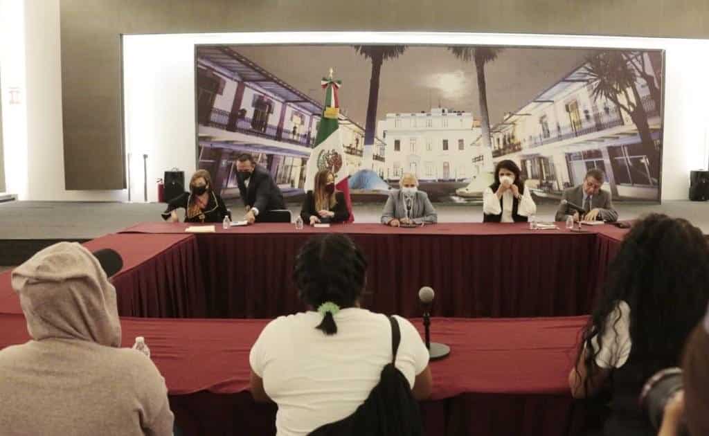 Familiares de colectivas que tomaron CNDH se reúnen con Gobernación