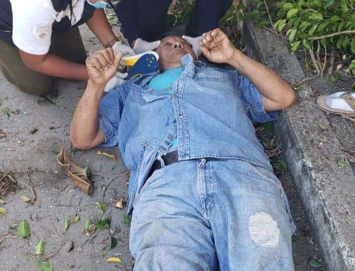 Senecto cae de un árbol de una altura de 3 metros en Cosamaloapan