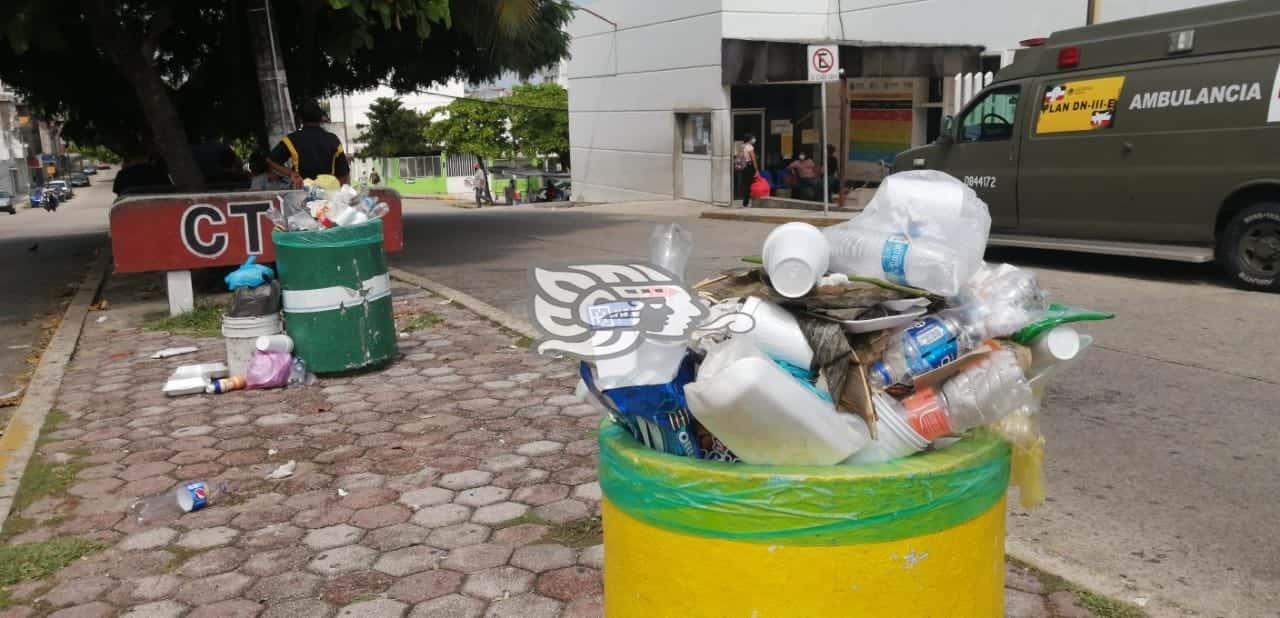 Al tope, contenedores de basura frente al Hospital de Coatzacoalcos