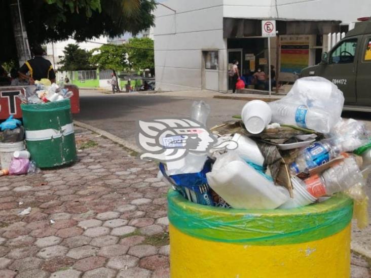Al tope, contenedores de basura frente al Hospital de Coatzacoalcos