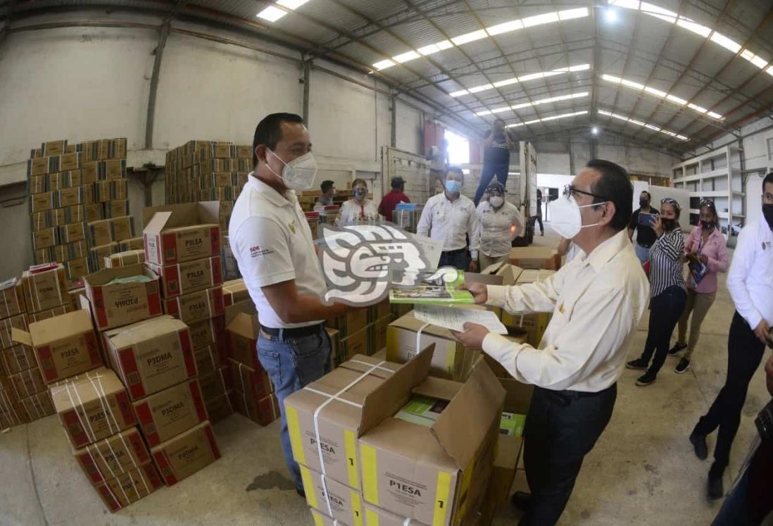 SEV distribuye libros en primarias y telesecundarias del sur