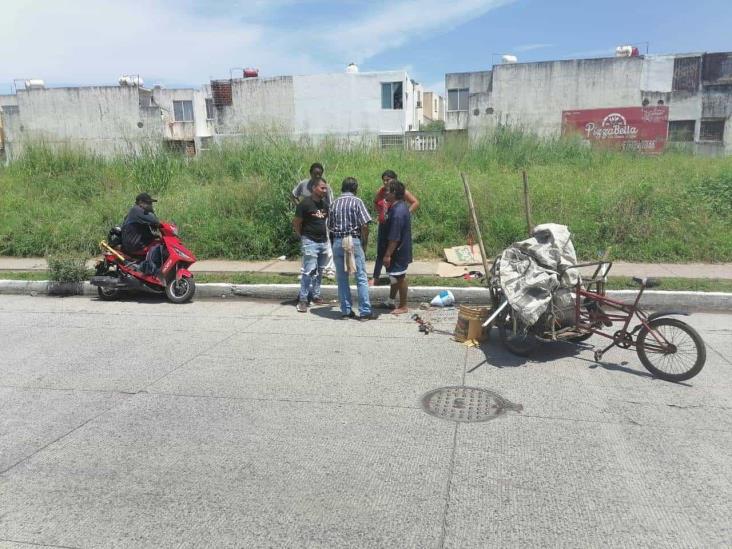 Motociclista resulta lesionado al chocar con triciclo