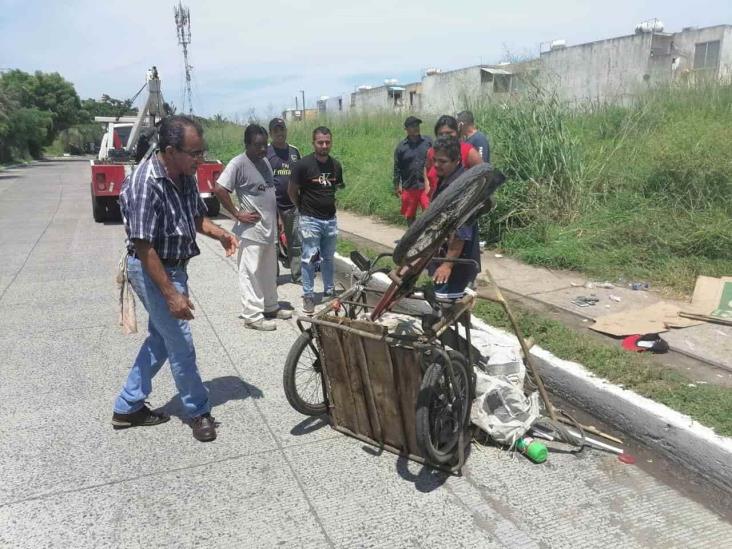 Motociclista resulta lesionado al chocar con triciclo