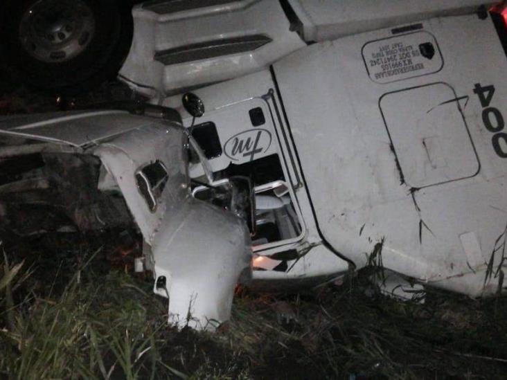 Tráiler de carga se vuelca en carretera federal 129