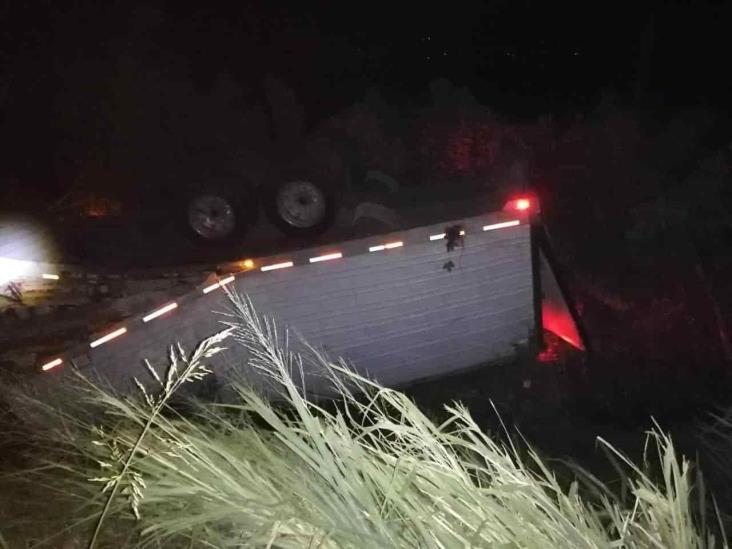 Tráiler de carga se vuelca en carretera federal 129