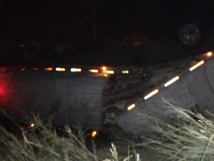 Tráiler de carga se vuelca en carretera federal 129