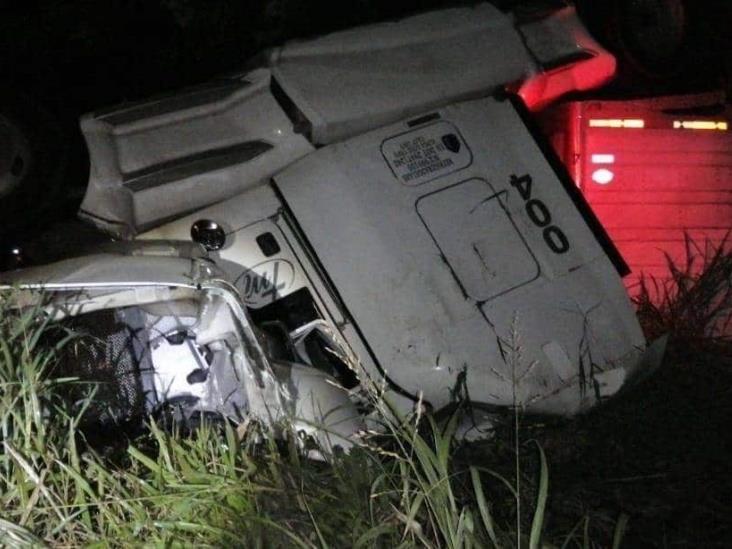 Tráiler de carga se vuelca en carretera federal 129