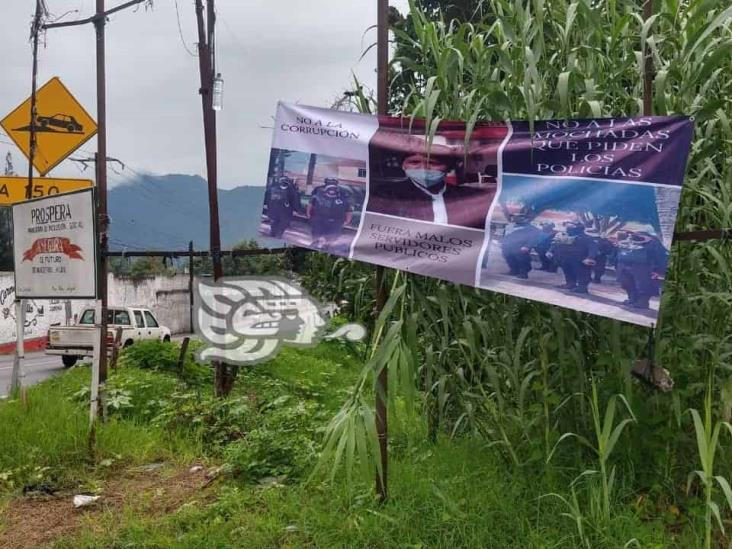 Protestan con lona contra la Alcaldesa de Rafael Delgado y policías