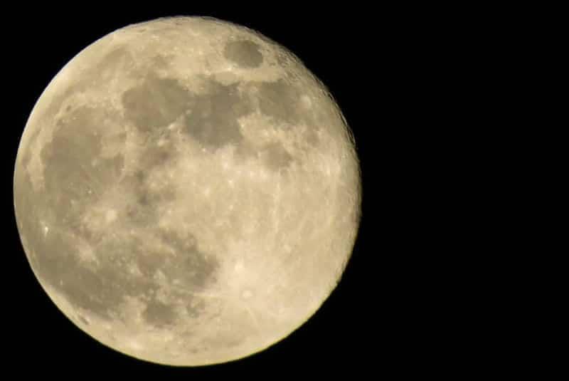 NASA lanza plan para pagar a compañías que extraigan recursos de la Luna