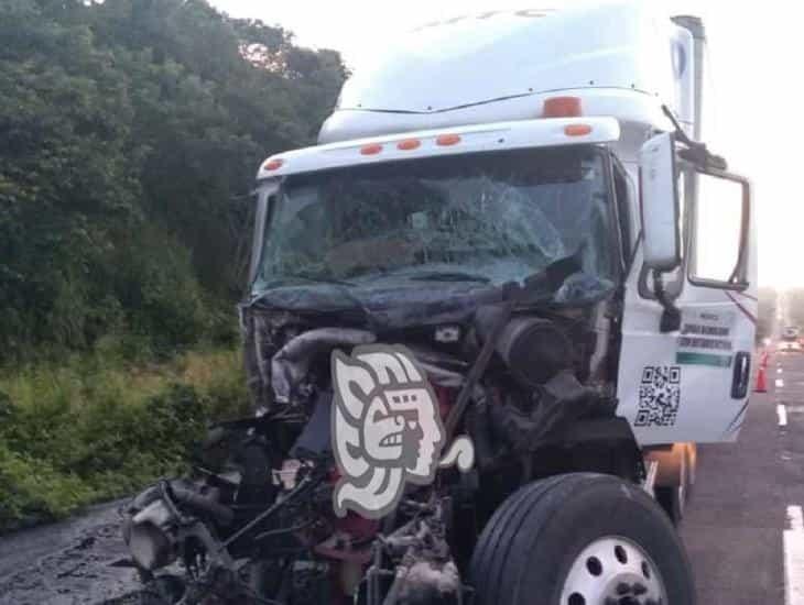 Colisionan par de tractocamiones en autopista Cosolea-La Tinaja