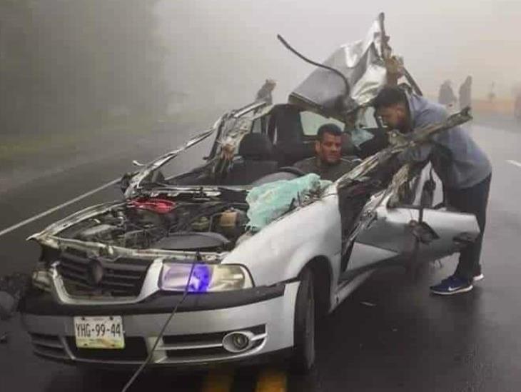 Hombre se salva de milagro tras protagonizar fuerte accidente en carretera federal