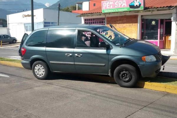 Pierde el control y derriba un poste y una palmera en Orizaba; 2 lesionadas
