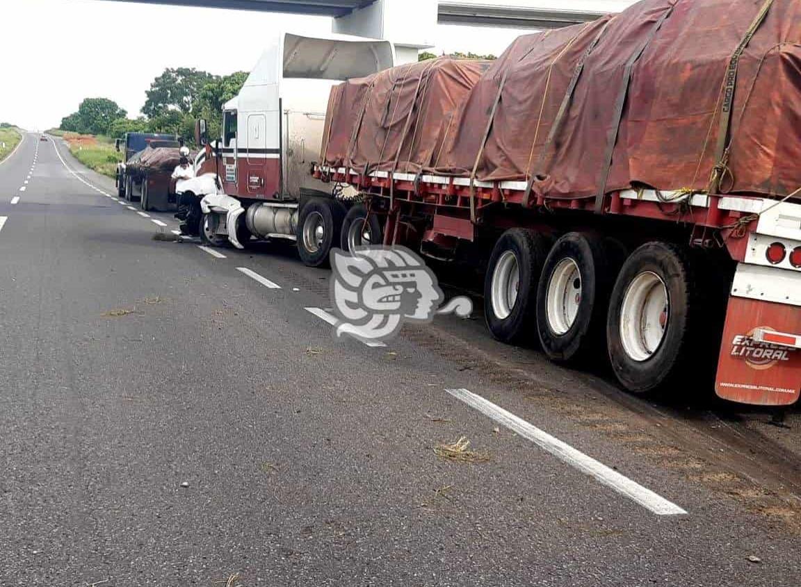 Tractocamión impacta valla en Acayucan; conductor herido