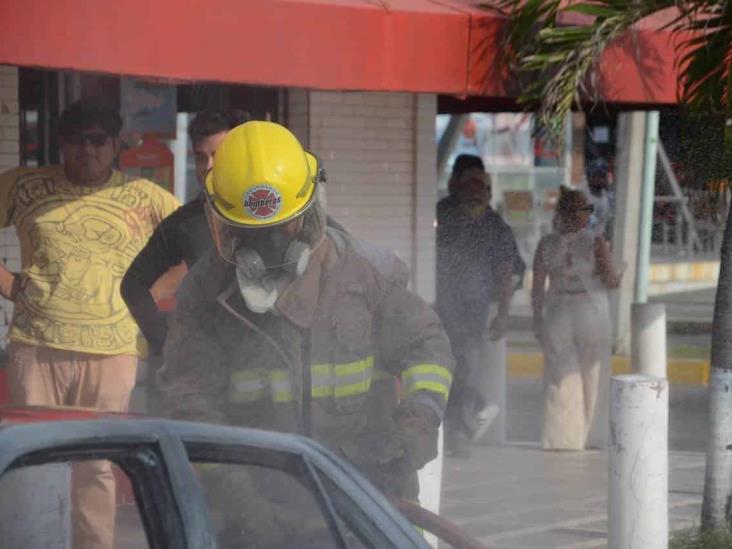 Se incendia vehículo en calles de Boca del Río