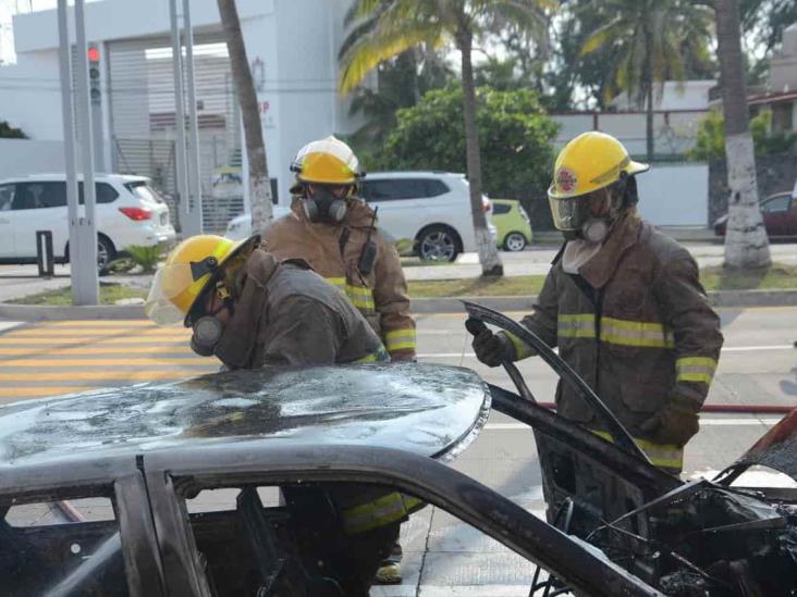 Se incendia vehículo en calles de Boca del Río