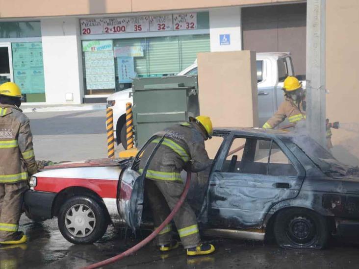 Se incendia vehículo en calles de Boca del Río