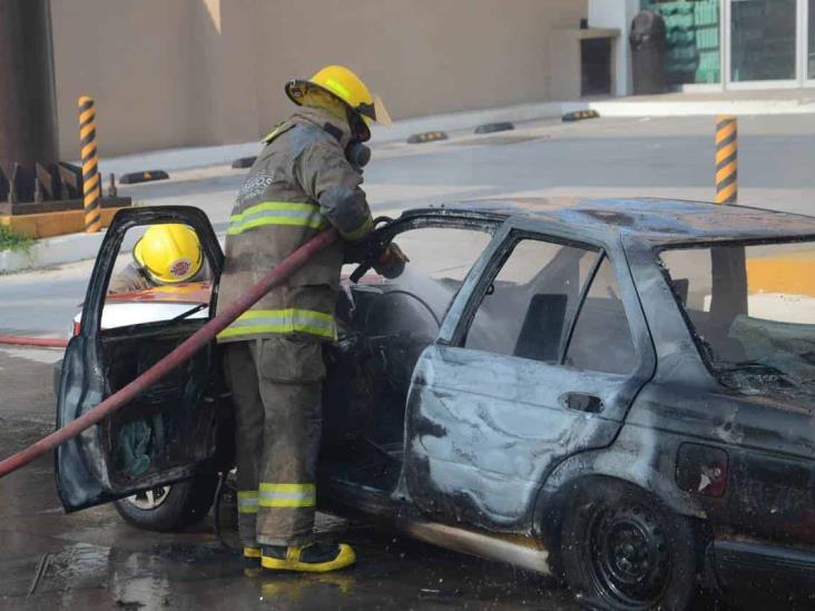 Se incendia vehículo en calles de Boca del Río