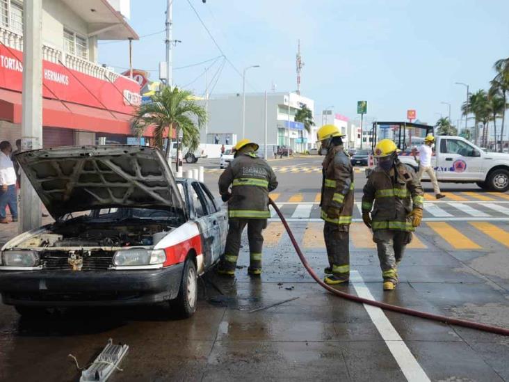 Se incendia vehículo en calles de Boca del Río