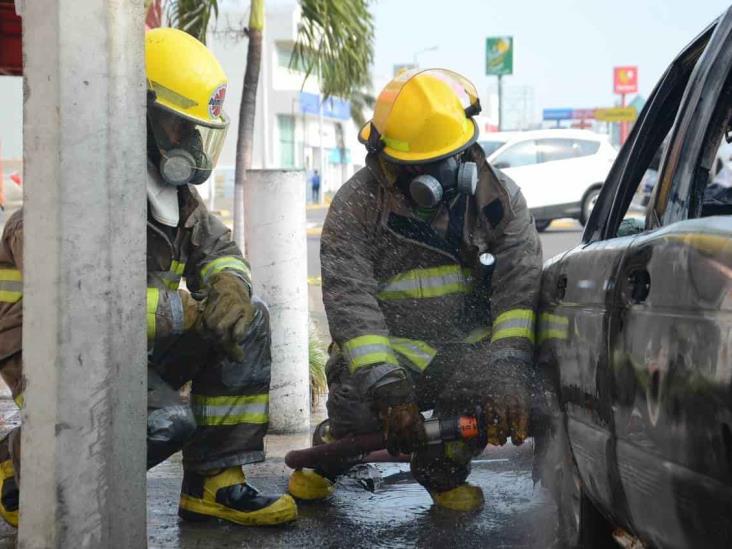 Se incendia vehículo en calles de Boca del Río