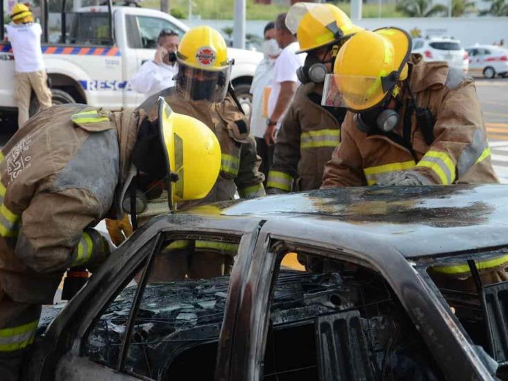 Se incendia vehículo en calles de Boca del Río