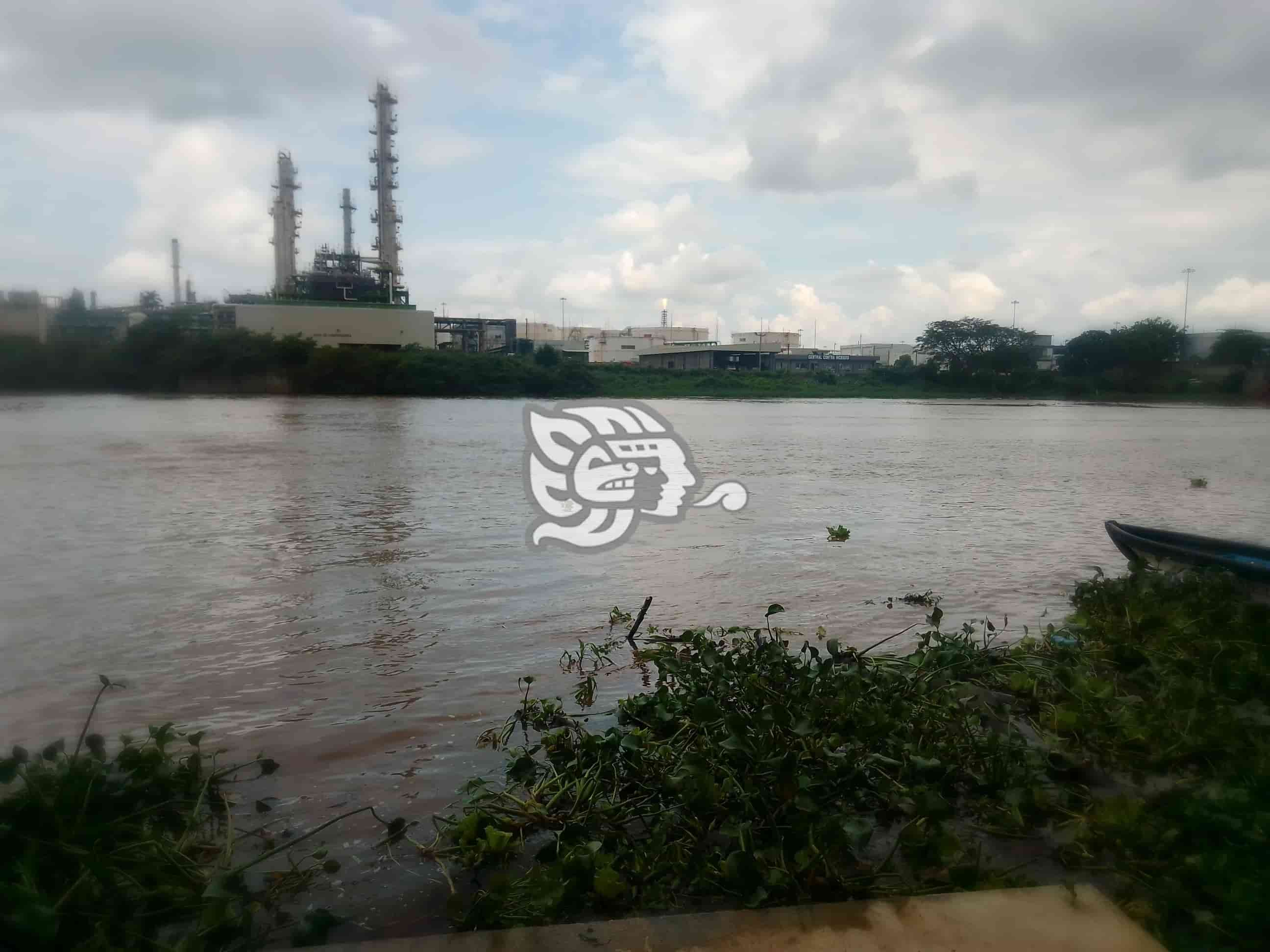 Por contaminación en río Coatza, llaman a cónclave a director de Pemex