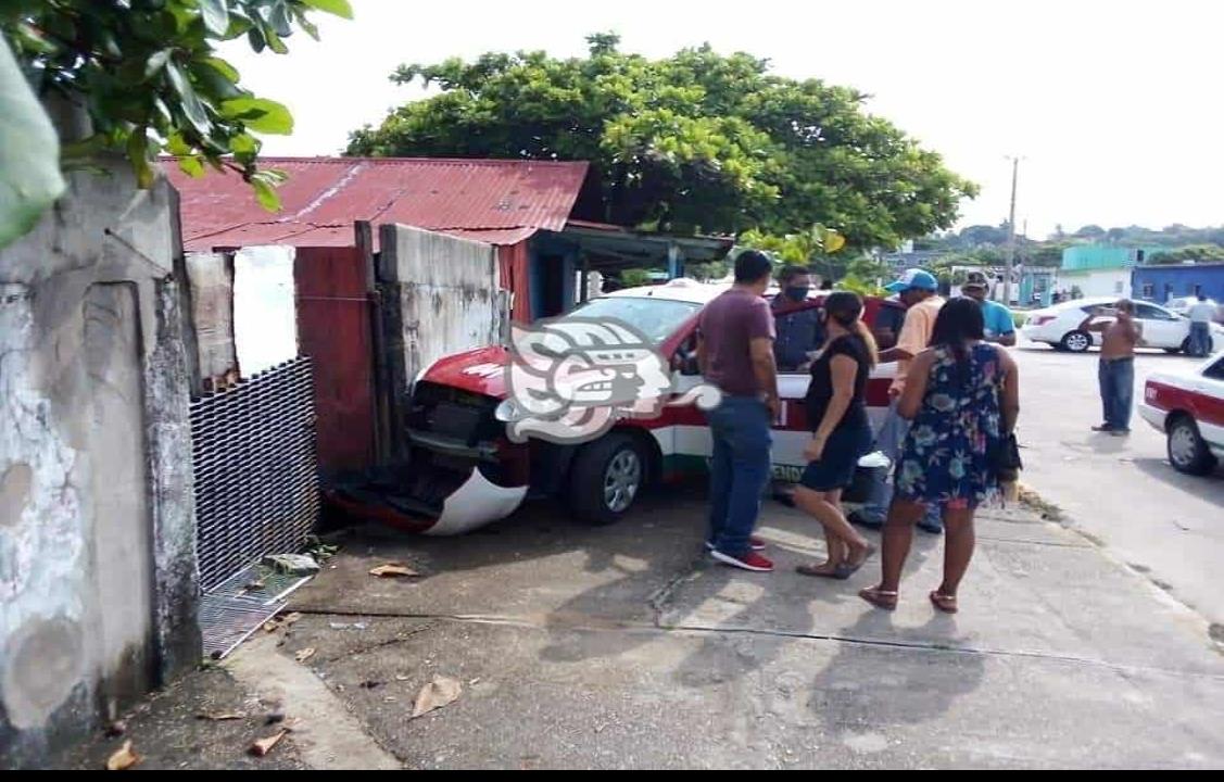 Estrellan taxi contra una barda en Villa Allende; dos lesionados