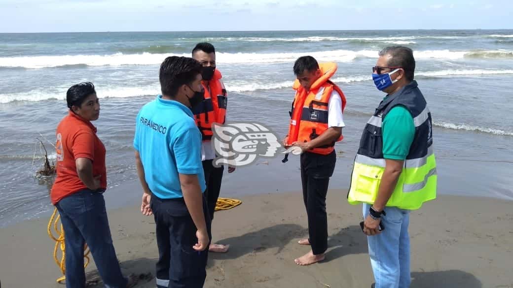 Joven se ahoga al nadar entre el fuerte oleaje de la playa de Coatzacoalcos