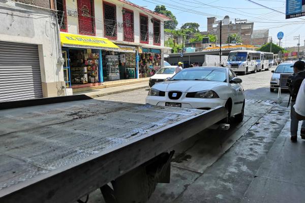 Automovilistas en Tuxpan son sancionados con operativo grúa