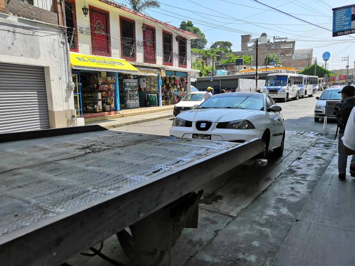 Automovilistas en Tuxpan son sancionados con operativo grúa