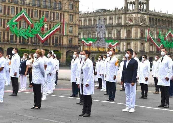 Reconocen a médicos que luchan contra Covid-19 en aniversario de independencia