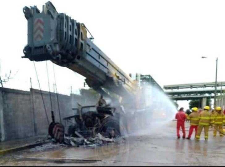 Por falla eléctrica se incendia una grúa afuera de Clorados III